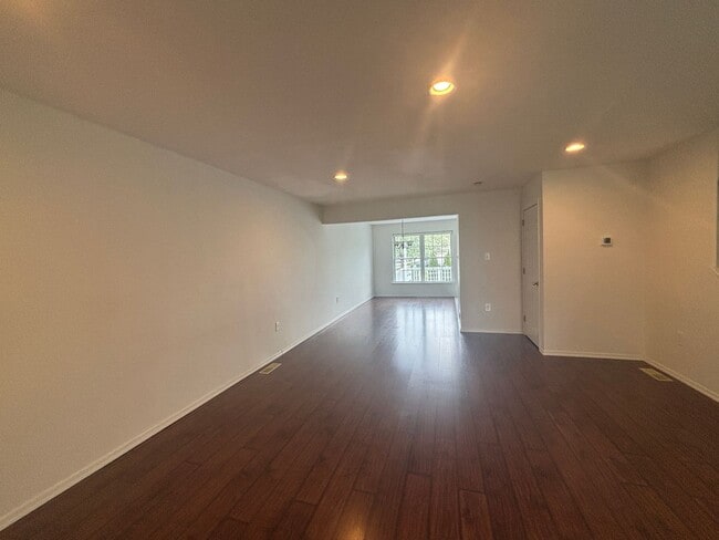 Building Photo - Welcome Home- 3 bedroom 2.5 bath updated a...