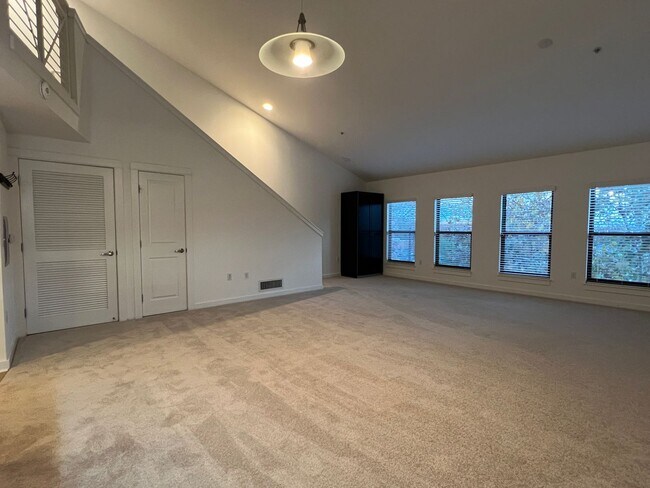 Foto del edificio - Luxurious 1 Bedroom 1.5 Bath Loft in Secur...