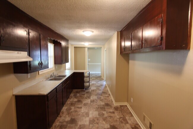 Foto del edificio - New On The Market! What a GREAT HOUSE!! Better Hurry To See This One!!