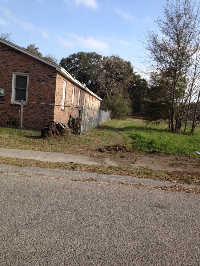 Building Photo - 1825 Dayton St