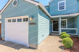 Building Photo - 2642 NE 1st Dr