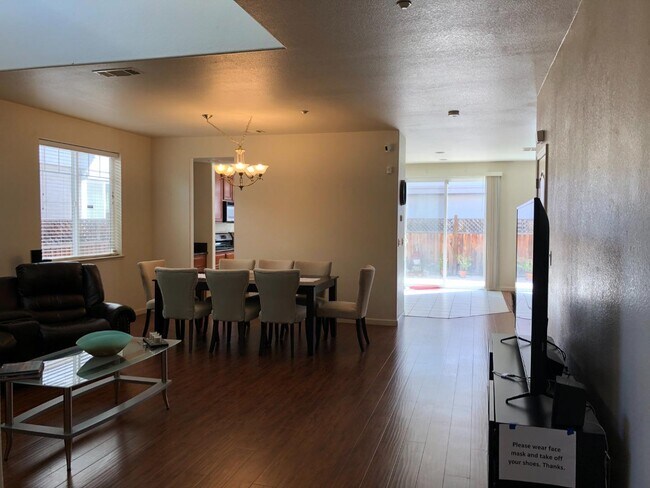 Foto del edificio - 1868 White Sands St