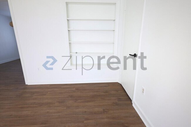 Building Photo - Unit 1