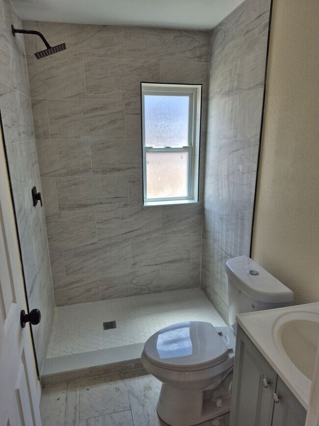 Building Photo - Updated 1 Bedroom Residence Near Downtown St. Pete