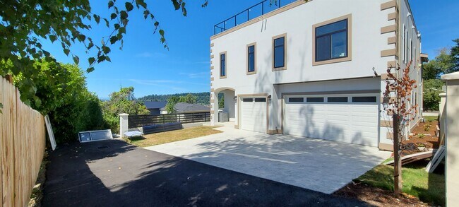 Building Photo - 1129 N 33rd Plz