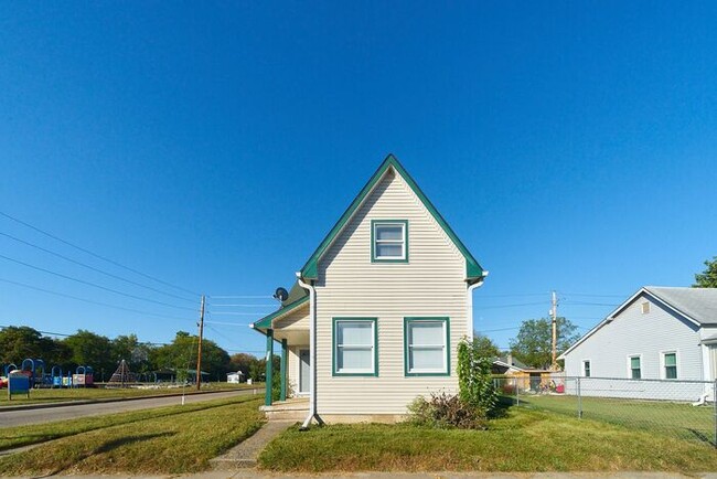Building Photo - Remodeled 4 Bedroom 3 Bath Very Close to I...