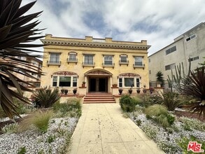Building Photo - 1406 S St Andrews Pl