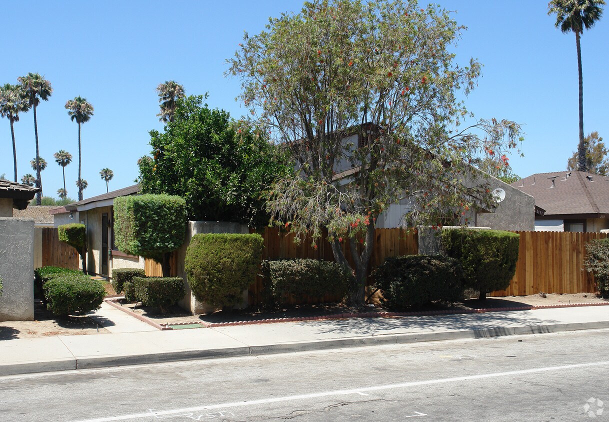 Building Photo - 2155-2157 N Ventura Rd