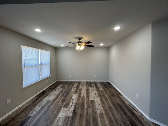 Building Photo - 521 Evergreen