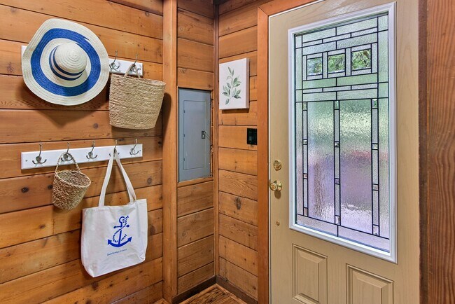 Building Photo - Bainbridge Island Retreat with Modern Comf...