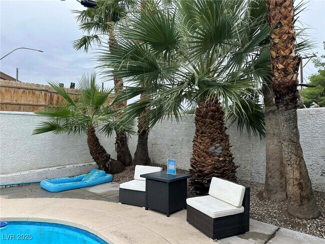 Building Photo - 2419 E Vegas Valley Dr