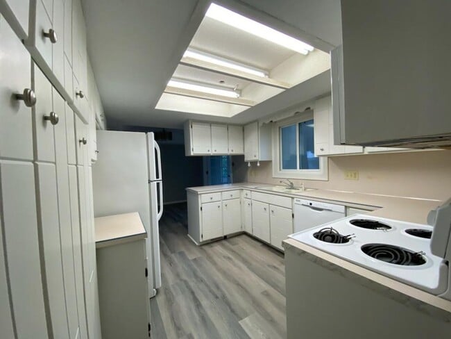 Building Photo - Conveniently Located 3 Bedroom with Unique...