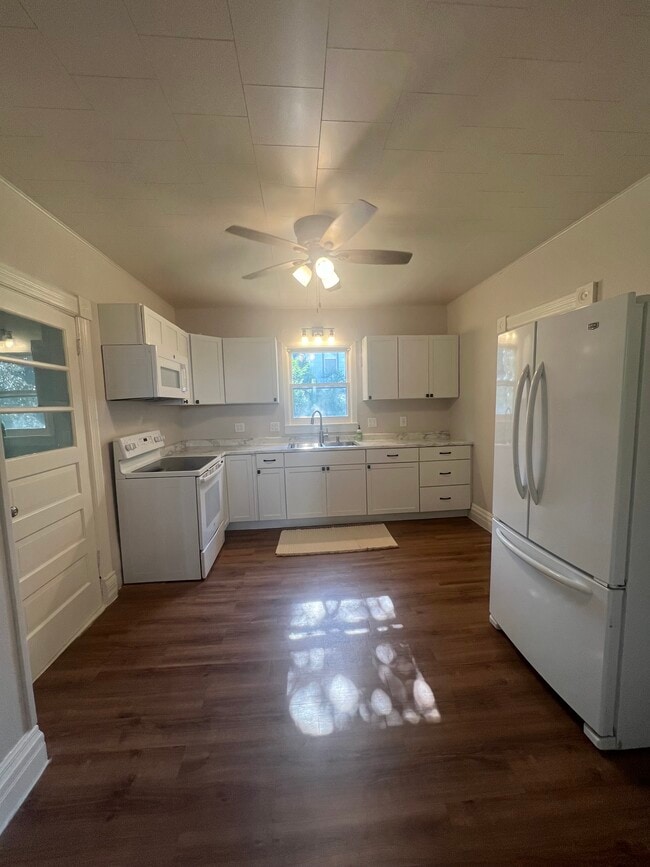 Kitchen - 507 Center Ave