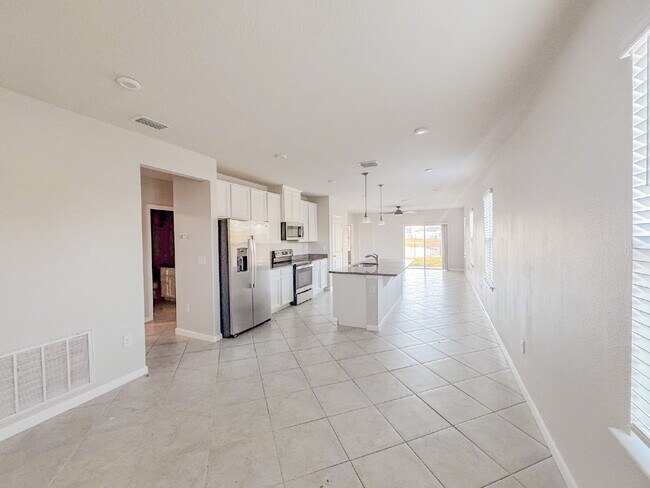Foto del edificio - Open Floor Plan! Nice corner lakefront home!  Community pool, playground and walking trails.
