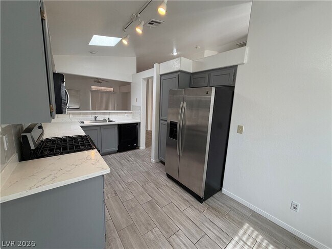 Foto del edificio - 5905 Silver Heights St