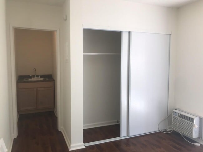 Building Photo - 1427 Rock Glen Ave