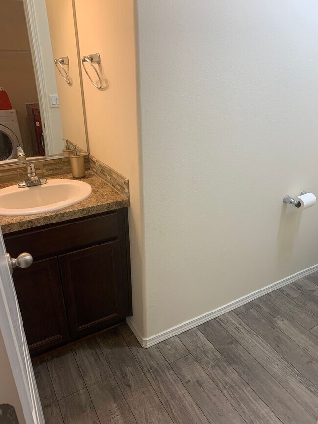 Building Photo - 3 Bedroom house good location!