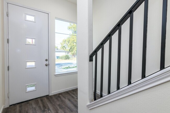Building Photo - 1618 Dakota Street, Unit 102
