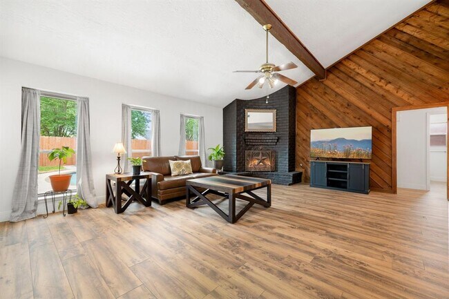 Foto del edificio - 1023 Hidden Canyon Rd