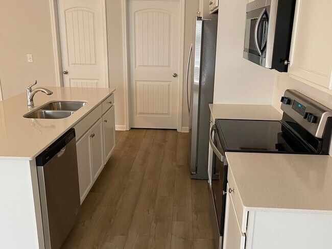 Building Photo - Townhome In Opelika!