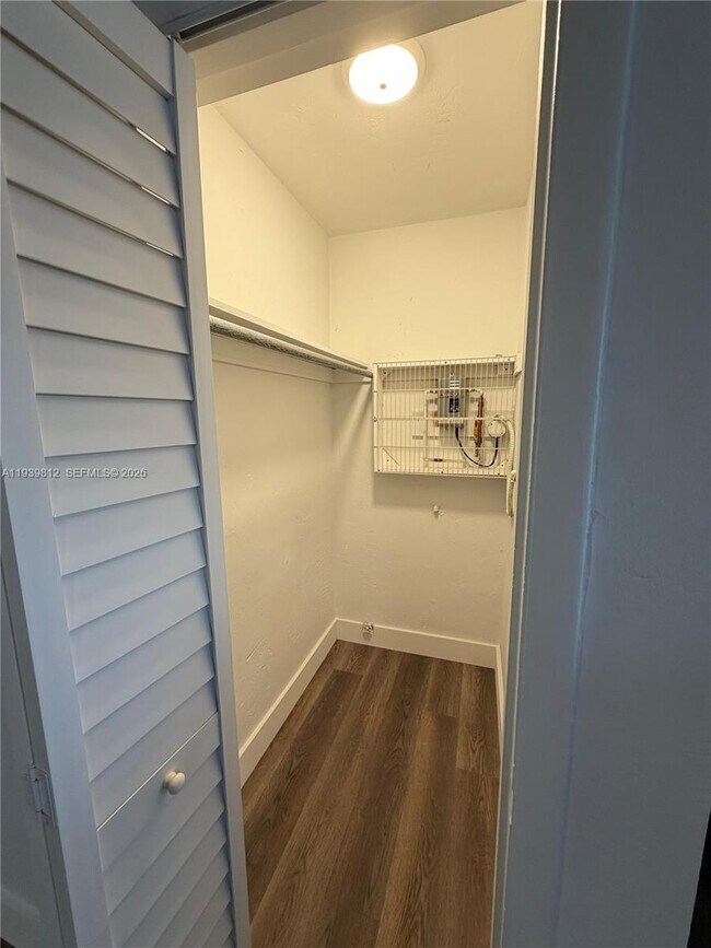 Foto del edificio - 100 Madeira Ave