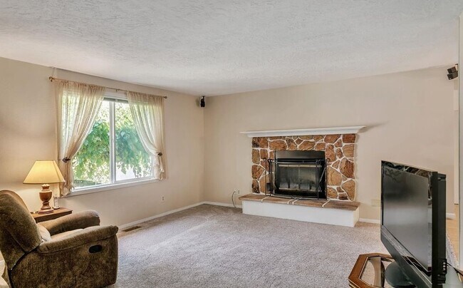 Building Photo - Charming Tualatin home on corner lot!