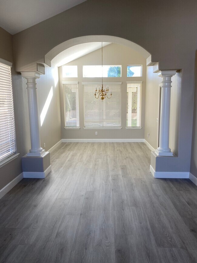 Cozy Living Room flowing into Classic Dining Room! - 3126 Lennox Ct
