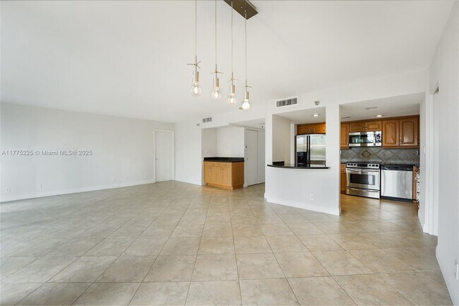 Building Photo - 2025 Brickell Ave