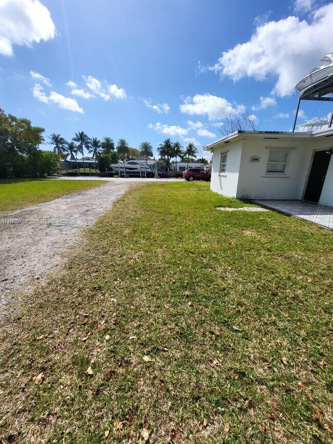 Foto del edificio - 1998 NE 135th St