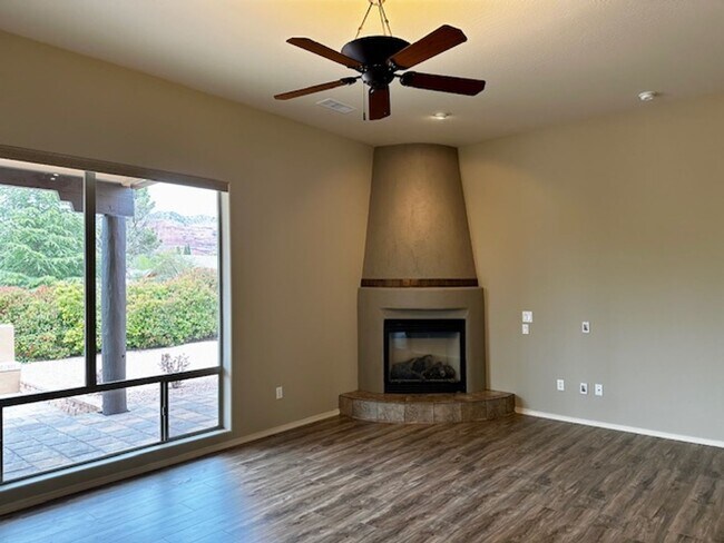 Building Photo - Southwest beauty in the Village of Oak Creek