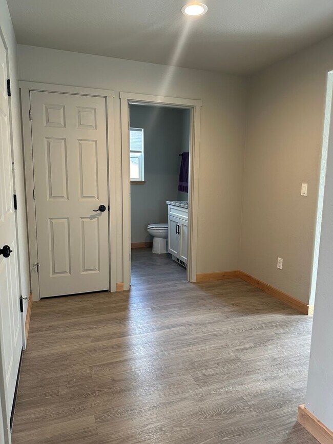 Foto del edificio - Beautiful 3BR/2BA Two-Story Home with Gara...
