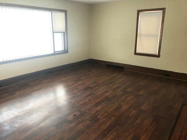Foto del edificio - 6-Bedroom, 2-Bath Home Just A Few Blocks F...