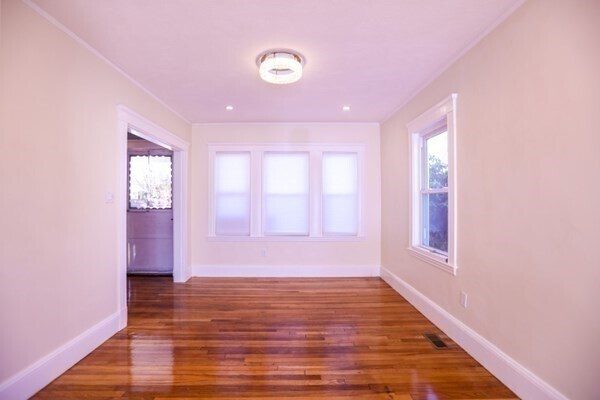 Foto del edificio - 14 Woodbine Rd
