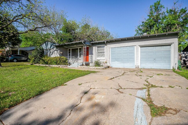 Building Photo - Unique 3 Bed, 2 Bath Home in Highly Desire...