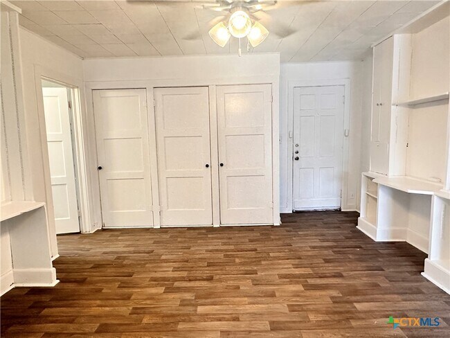 Foto del edificio - 240 W Sessom Dr