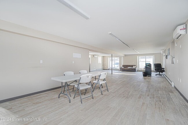 Foto del edificio - 2981 Hylan Blvd