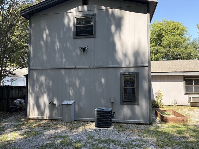 Foto del edificio - 1422 Humes Ave NE
