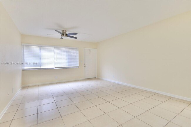 Foto del edificio - 10016 Twin Lakes Dr