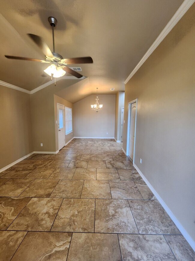 Foto del edificio - Beautiful 3 bed/2 bath Duplex off of Bunny...