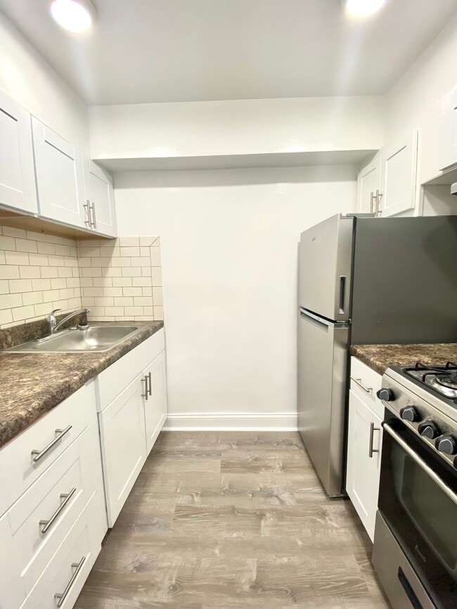 906 Montrose 2 bed / 1 bath - 900 W Montrose Ave