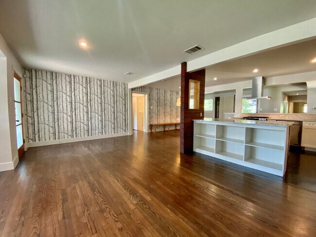 Foto del edificio - Charming 4 Bedrooms, 3 Bathrooms Home in Allandale!!!!