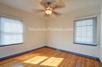 Dormitorio con suelo de madera noble - 10221 S 8th Ave