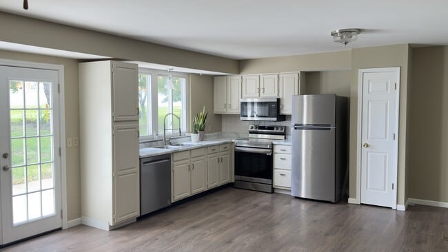 Building Photo - 40 S Hillview Dr