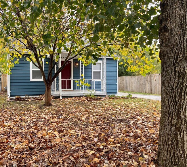 Foto del edificio - Charming 2-Bedroom Home with Private Driveway & Large Fenced Backyard