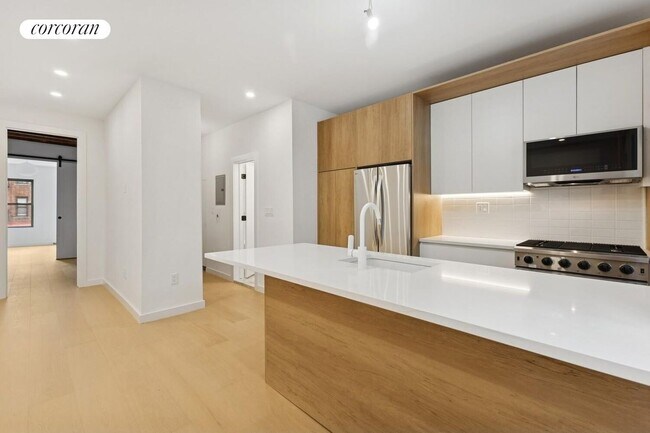 Foto del edificio - 659 Rogers Ave