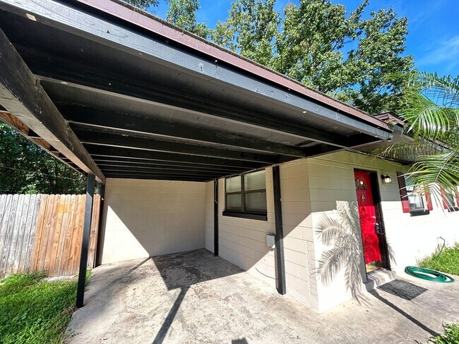 Foto del edificio - 4/2 Westside Home on Corner Lot with Fence...