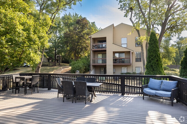 Sun Deck - Woodhollow Apartments