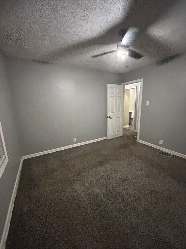 Building Photo - 3 Bedroom 1 Bathroom HOUSE