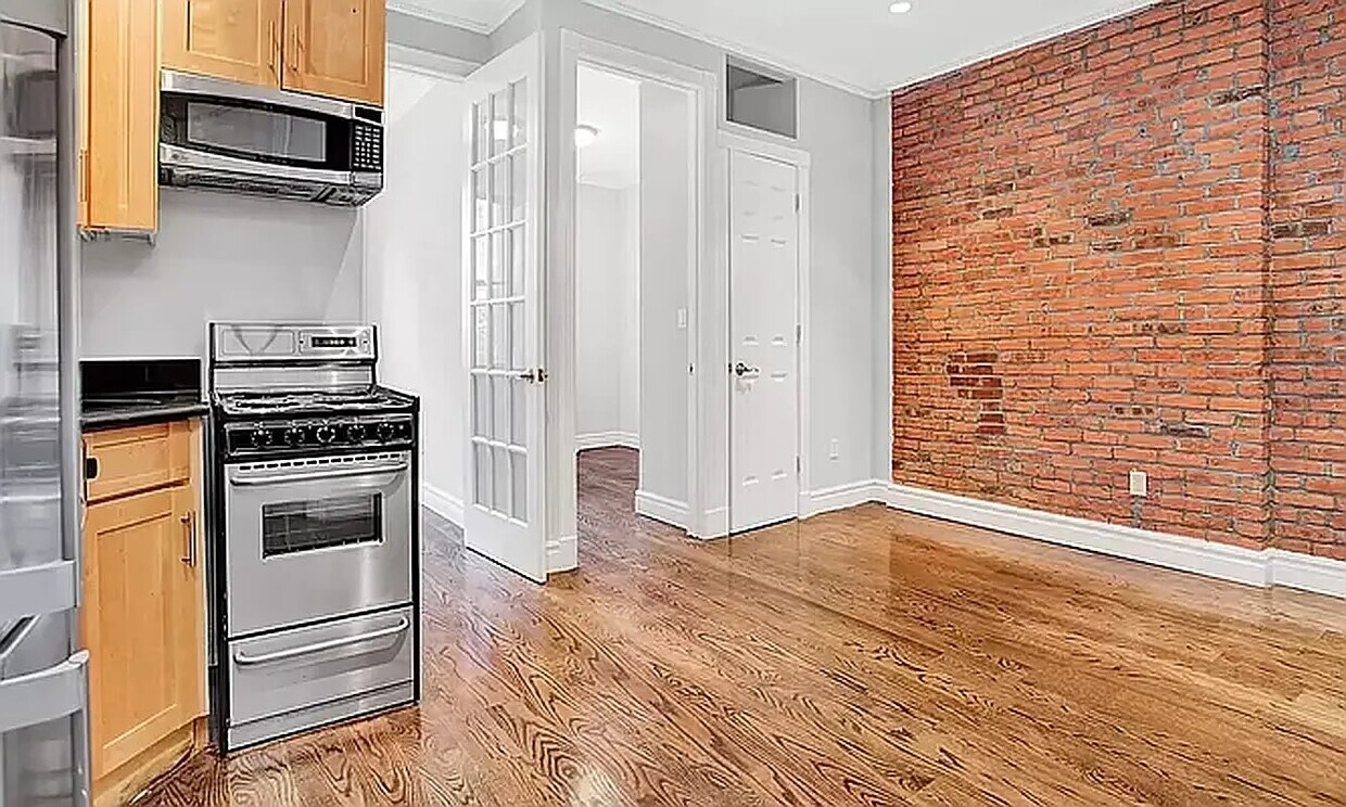 Foto principal - 326 E 35th St
