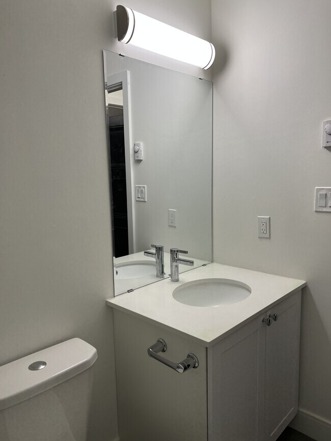 Building Photo - Newly renovated 2 bedroom 1 bath townhouse.
